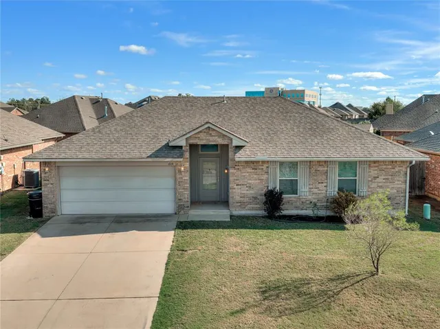 Photo 4 — 604 Heather Lane, Moore, OK 73160