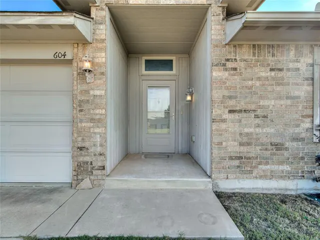 Photo 5 — 604 Heather Lane, Moore, OK 73160