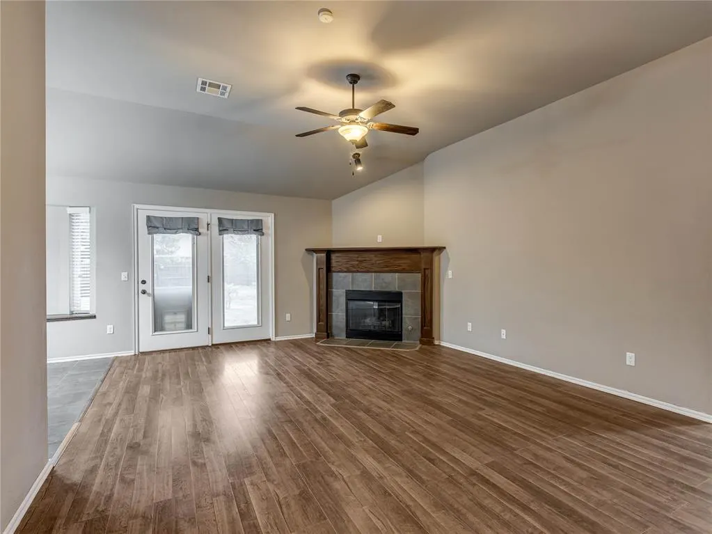 Photo 7 — 604 Heather Lane, Moore, OK 73160