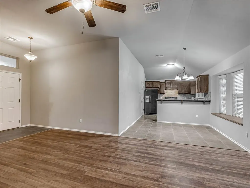 Photo 9 — 604 Heather Lane, Moore, OK 73160