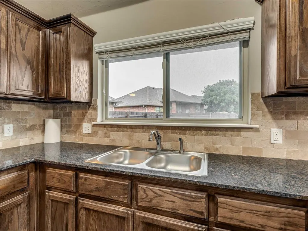 Photo 12 — 604 Heather Lane, Moore, OK 73160