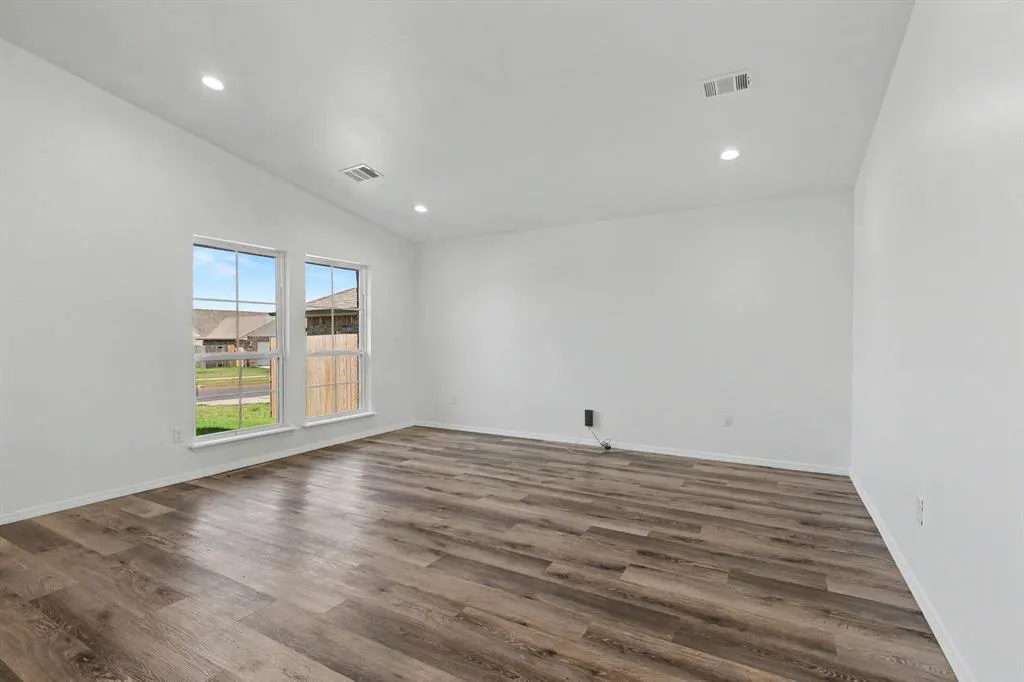 Photo 2 — 14644 Bedrock Lane, Yukon, OK 73099