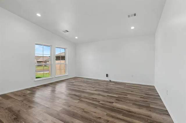 Photo 2 — 14644 Bedrock Lane, Yukon, OK 73099