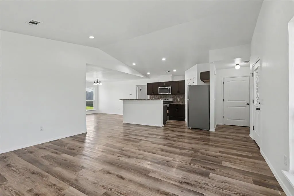 Photo 4 — 14644 Bedrock Lane, Yukon, OK 73099
