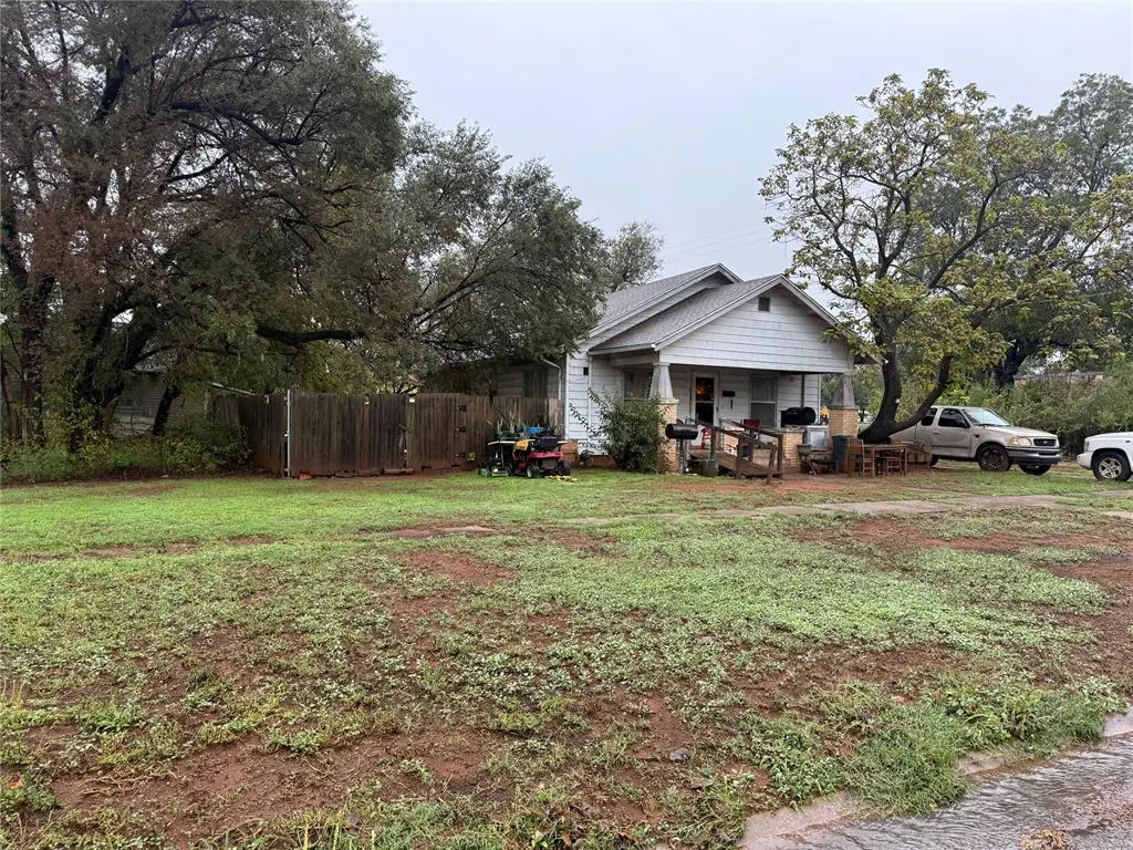 Photo 2 — 214 W 1st Street, Elk City, OK 73644