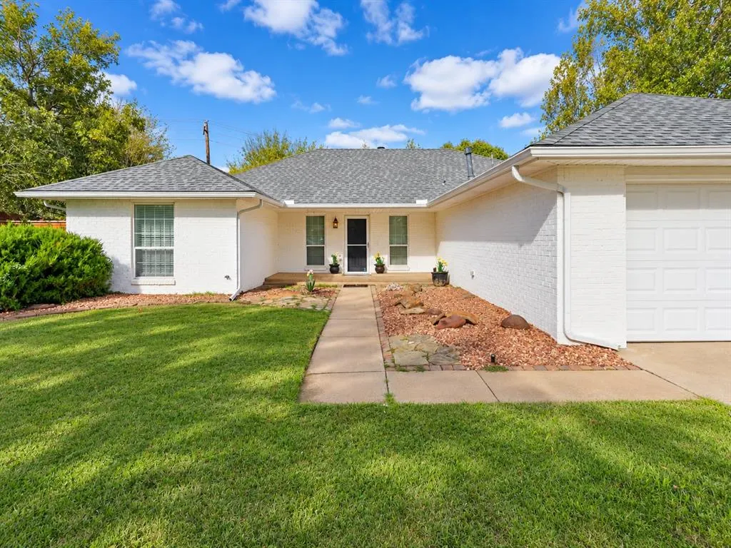 Photo 2 — 517 Cheswick Court, Norman, OK 73072
