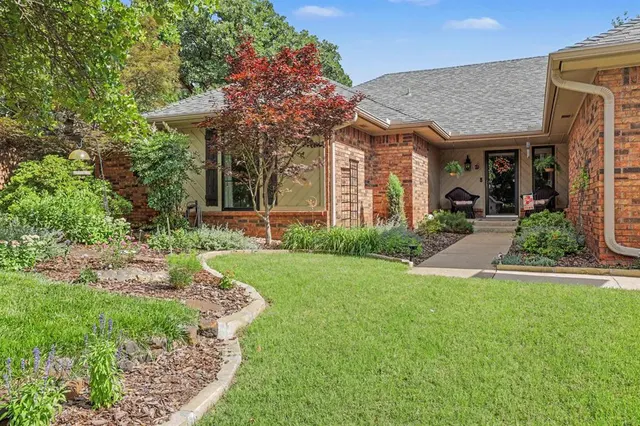 Photo 2 — 2212 Coachlight Drive, Edmond, OK 73013