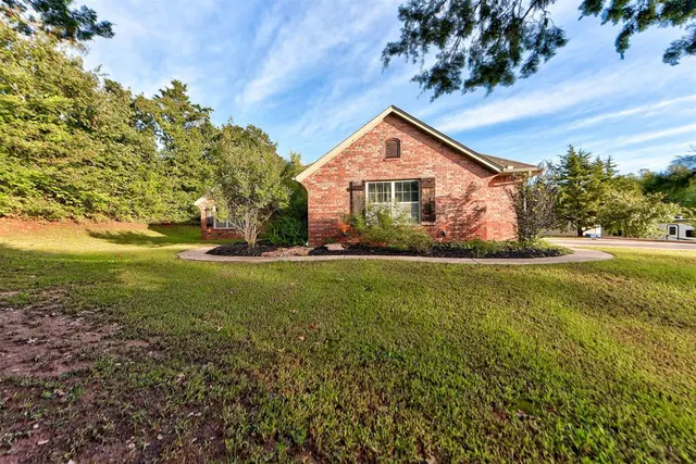 Photo 2 — 3800 Woodridge Trail, Edmond, OK 73034