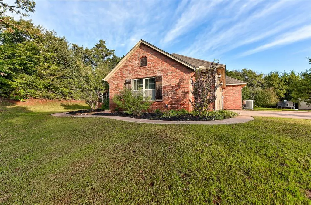 Photo 3 — 3800 Woodridge Trail, Edmond, OK 73034