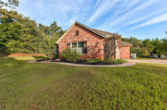 Photo 3 — 3800 Woodridge Trail, Edmond, OK 73034