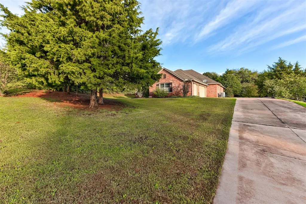 Photo 4 — 3800 Woodridge Trail, Edmond, OK 73034