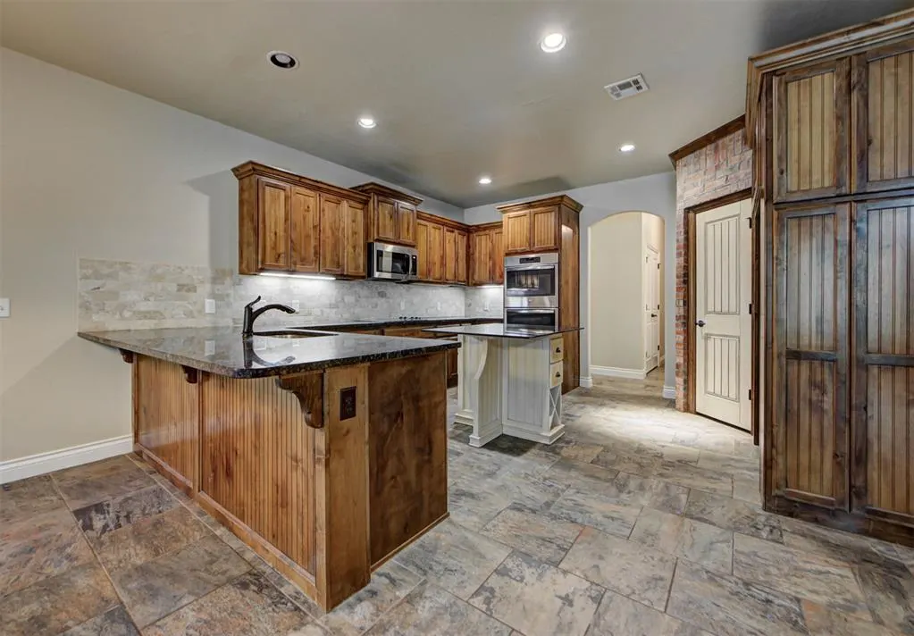 Photo 13 — 3800 Woodridge Trail, Edmond, OK 73034