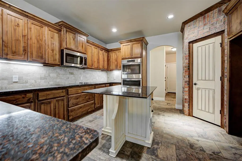 Photo 14 — 3800 Woodridge Trail, Edmond, OK 73034