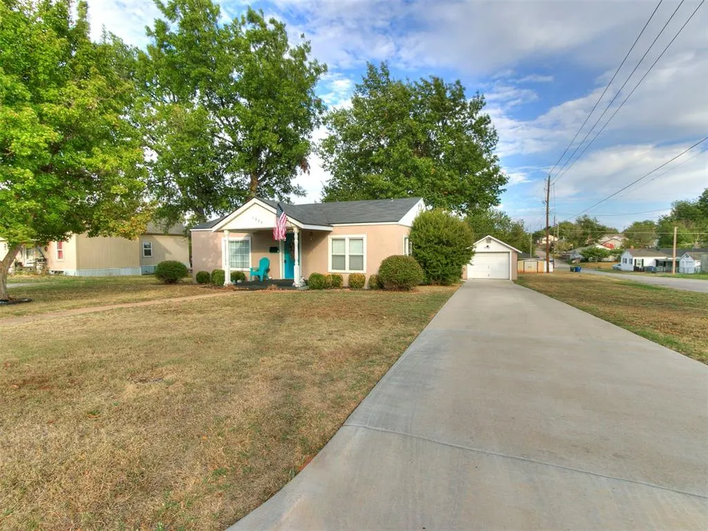 Photo 2 — 1327 S 16th Street, Chickasha, OK 73018