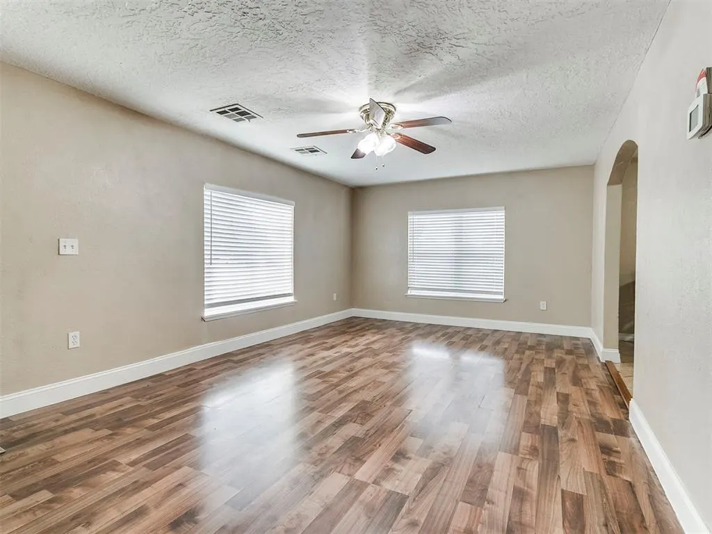 Photo 3 — 1327 S 16th Street, Chickasha, OK 73018