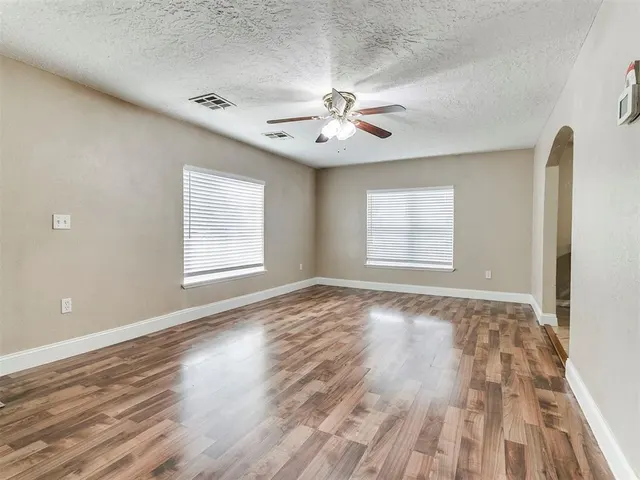 Photo 3 — 1327 S 16th Street, Chickasha, OK 73018