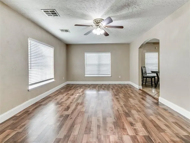 Photo 4 — 1327 S 16th Street, Chickasha, OK 73018