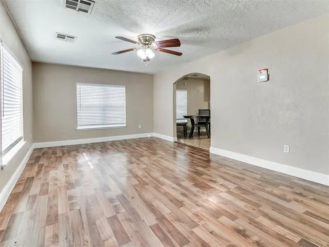 Photo 5 — 1327 S 16th Street, Chickasha, OK 73018