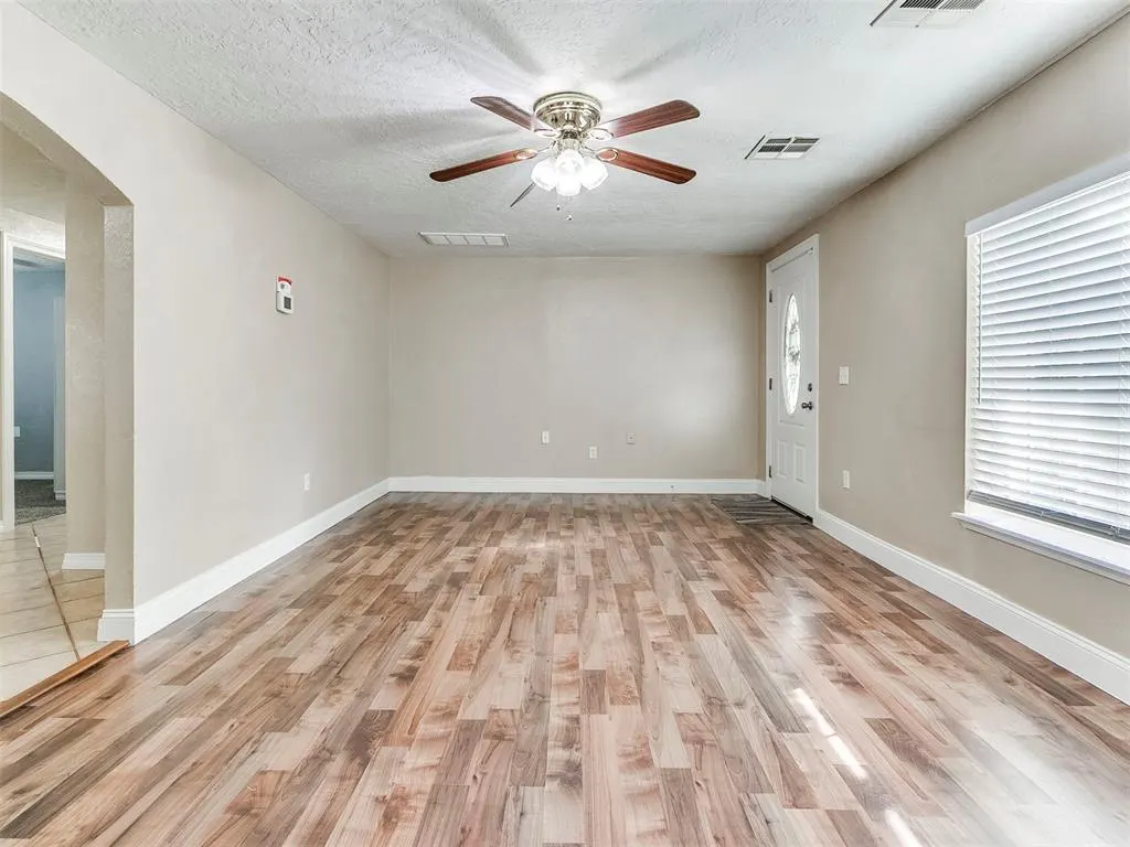 Photo 6 — 1327 S 16th Street, Chickasha, OK 73018