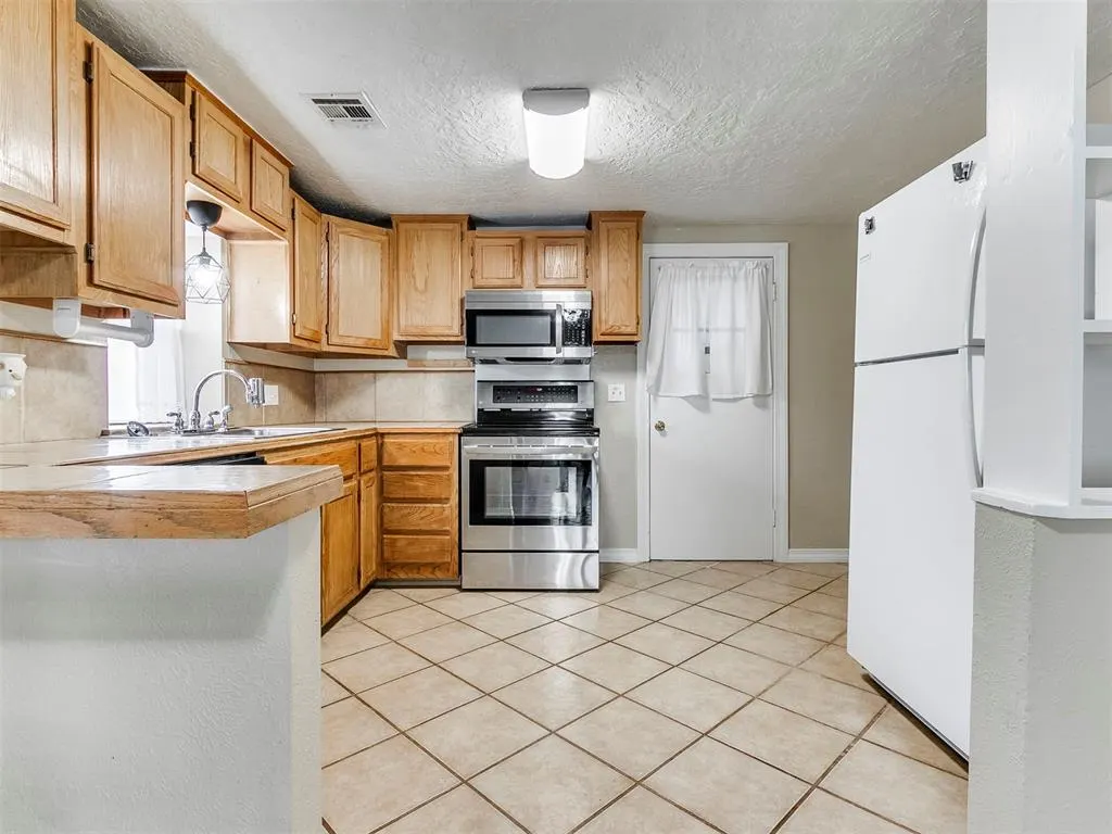 Photo 11 — 1327 S 16th Street, Chickasha, OK 73018
