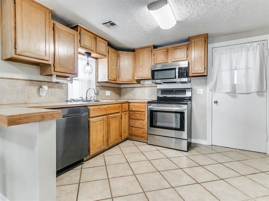 Photo 12 — 1327 S 16th Street, Chickasha, OK 73018