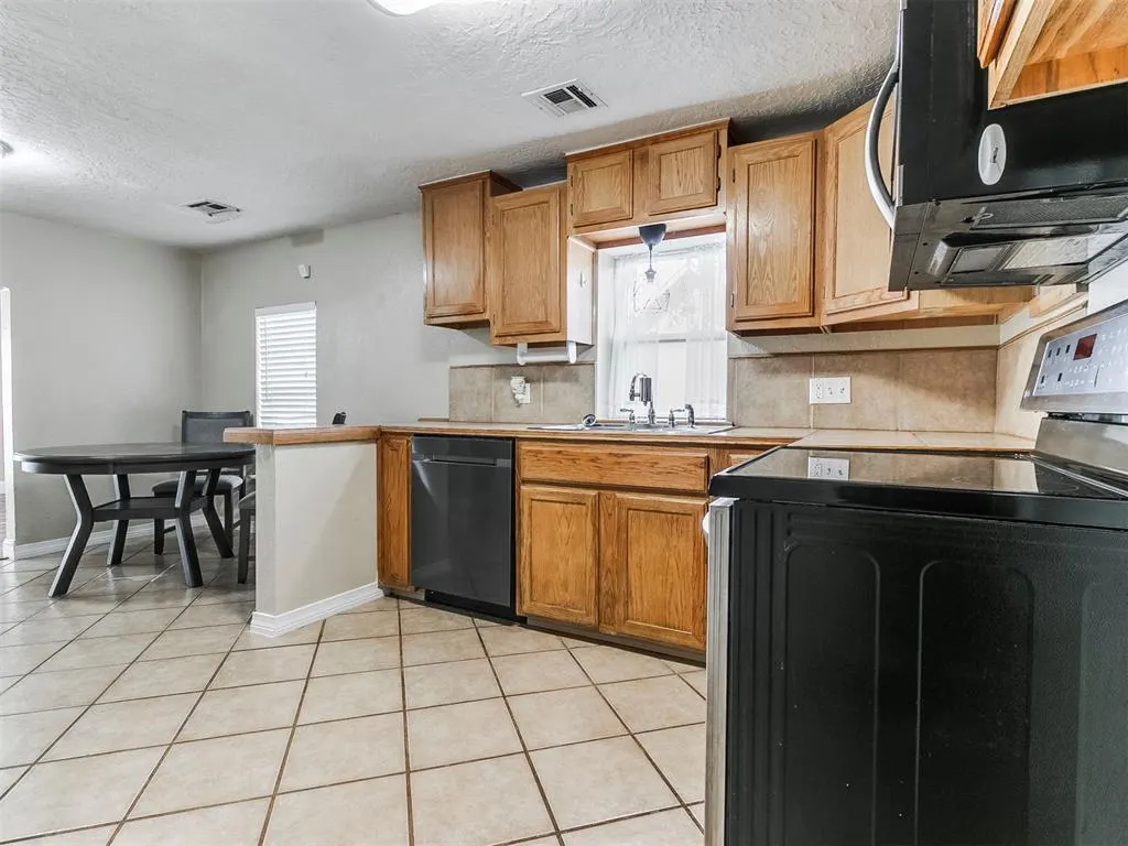 Photo 13 — 1327 S 16th Street, Chickasha, OK 73018