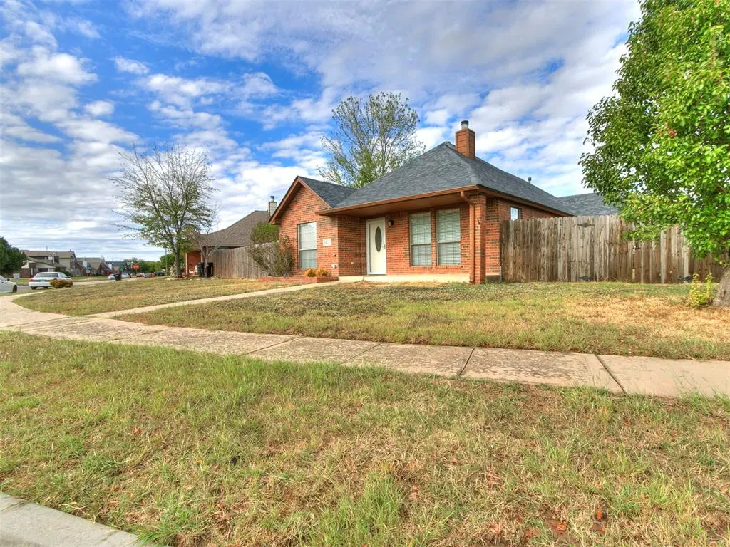 Photo 3 — 1423 SW 24th Street, Moore, OK 73170