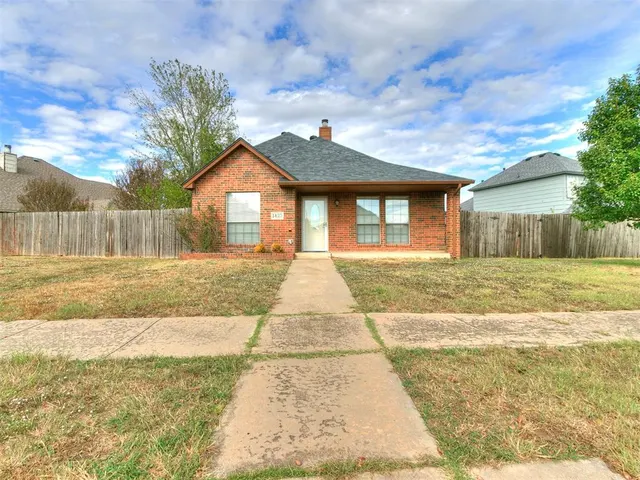 Photo 4 — 1423 SW 24th Street, Moore, OK 73170