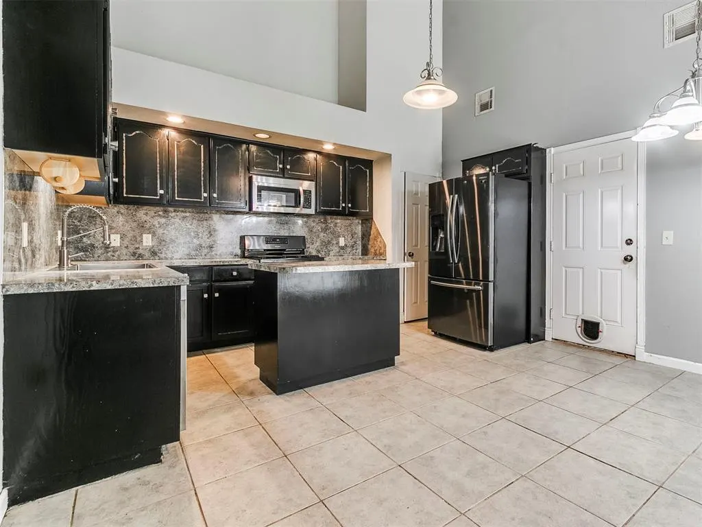 Photo 13 — 1423 SW 24th Street, Moore, OK 73170