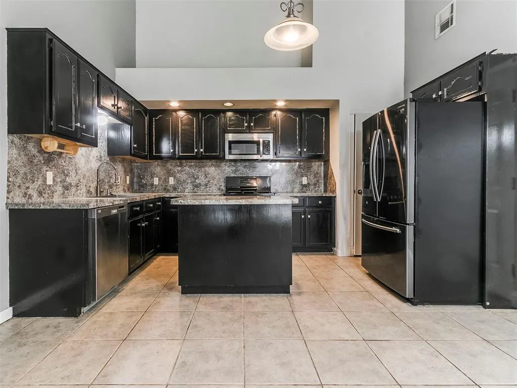 Photo 14 — 1423 SW 24th Street, Moore, OK 73170