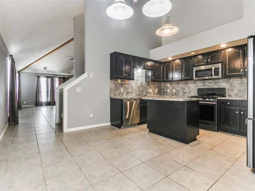 Photo 15 — 1423 SW 24th Street, Moore, OK 73170