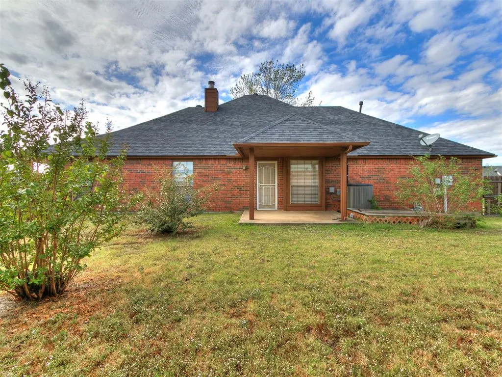 Photo 39 — 1423 SW 24th Street, Moore, OK 73170