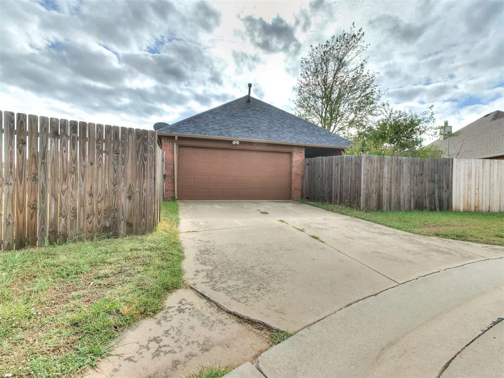 Photo 41 — 1423 SW 24th Street, Moore, OK 73170