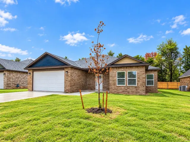 Photo 2 — 225 E Abbot Lane, Mustang, OK 73064