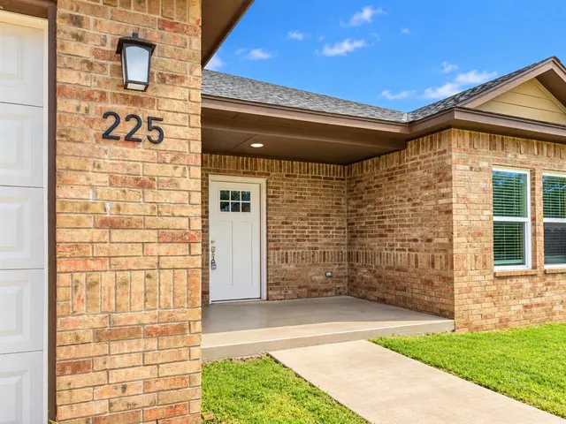 Photo 3 — 225 E Abbot Lane, Mustang, OK 73064