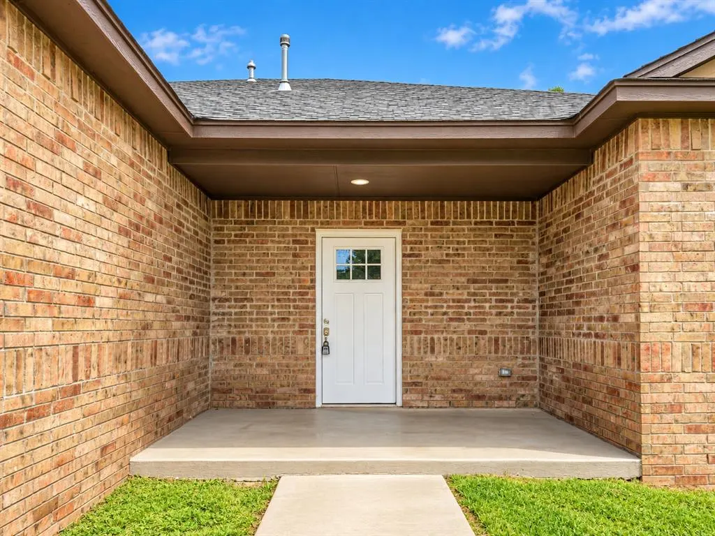 Photo 4 — 225 E Abbot Lane, Mustang, OK 73064