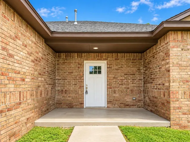 Photo 4 — 225 E Abbot Lane, Mustang, OK 73064