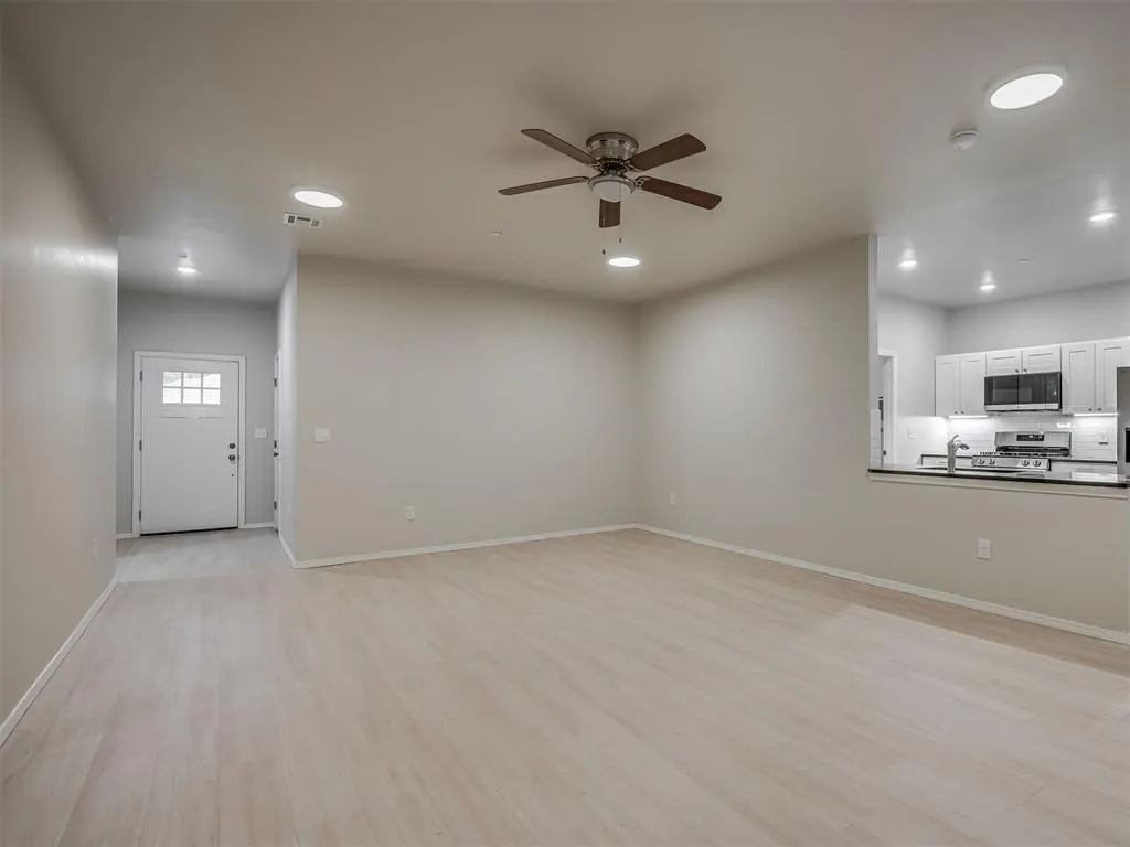 Photo 7 — 225 E Abbot Lane, Mustang, OK 73064