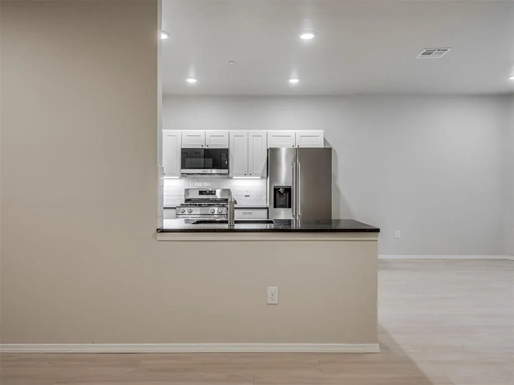 Photo 9 — 225 E Abbot Lane, Mustang, OK 73064