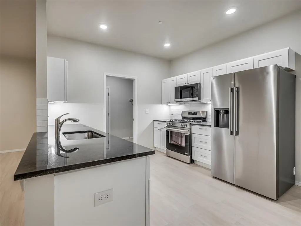 Photo 10 — 225 E Abbot Lane, Mustang, OK 73064