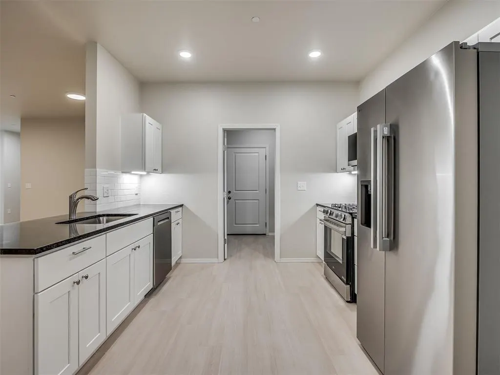 Photo 11 — 225 E Abbot Lane, Mustang, OK 73064