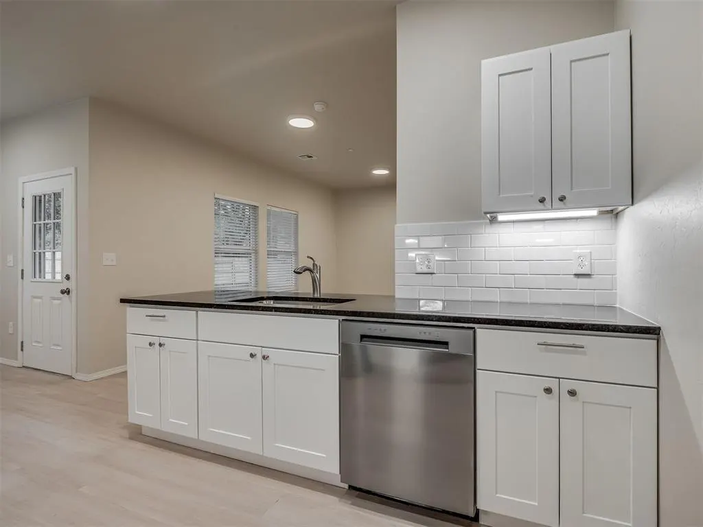 Photo 14 — 225 E Abbot Lane, Mustang, OK 73064