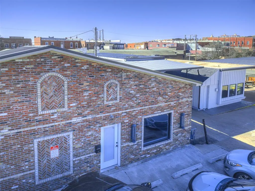 Photo 2 — 211 E Cleveland Avenue, Guthrie, OK 73044