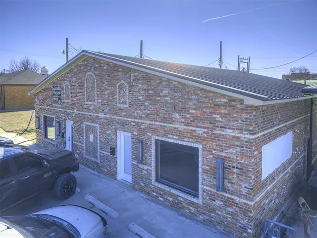 Photo 3 — 211 E Cleveland Avenue, Guthrie, OK 73044