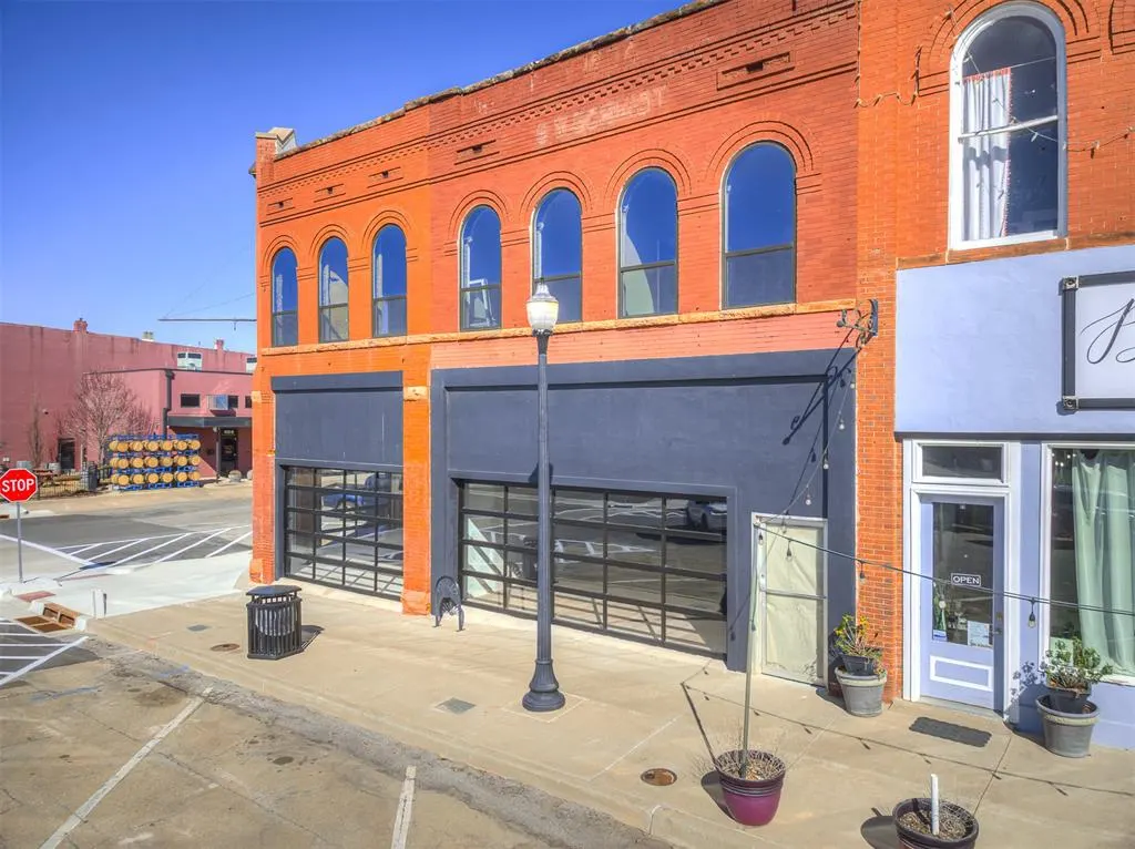 Front exterior — 204 E Oklahoma Avenue, Guthrie, OK 73044