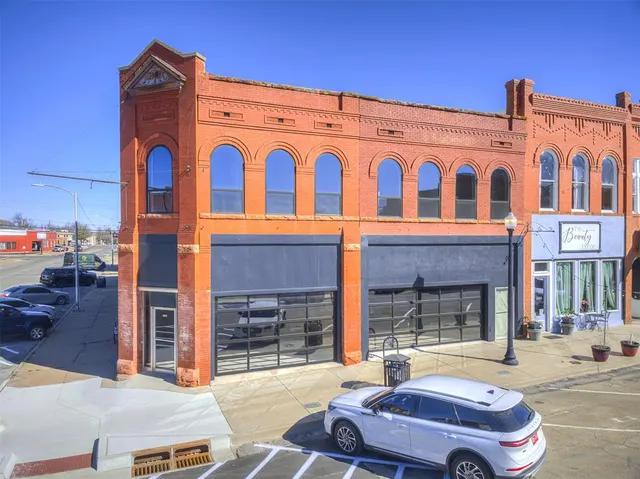 Photo 2 — 204 E Oklahoma Avenue, Guthrie, OK 73044