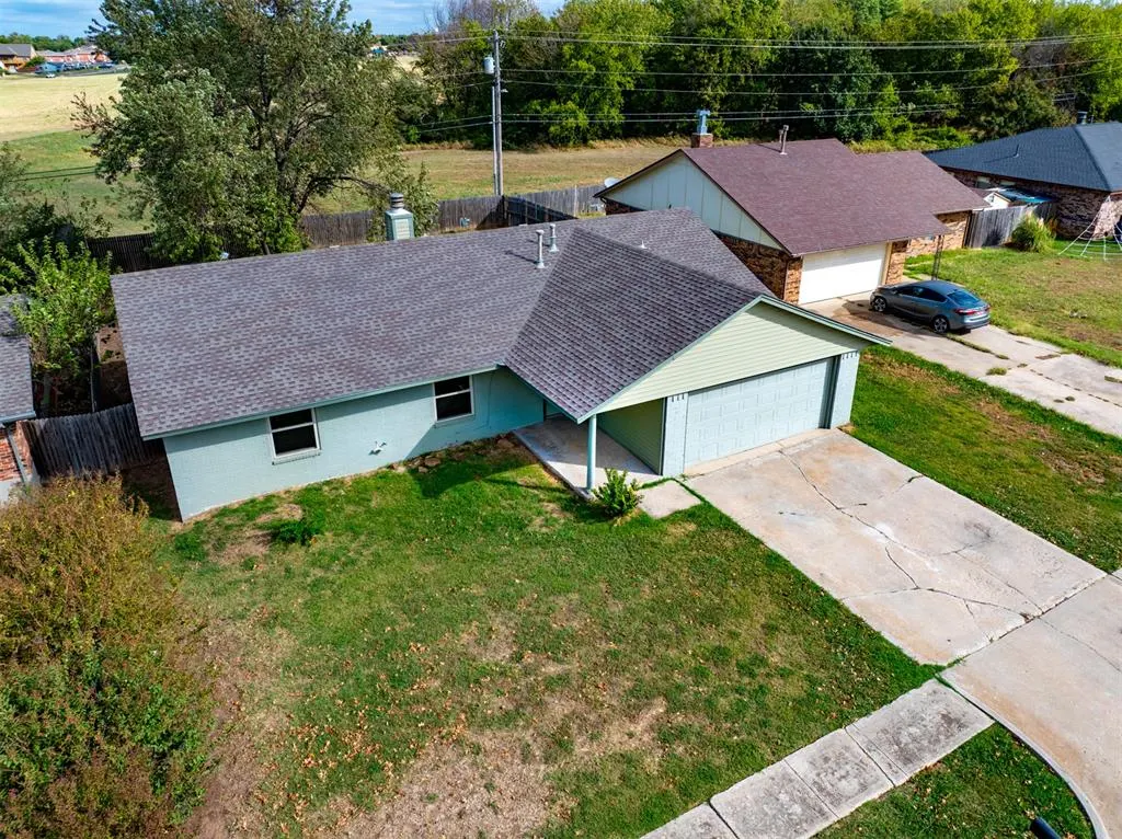 Photo 2 — 1923 Wilmington Court, Norman, OK 73071