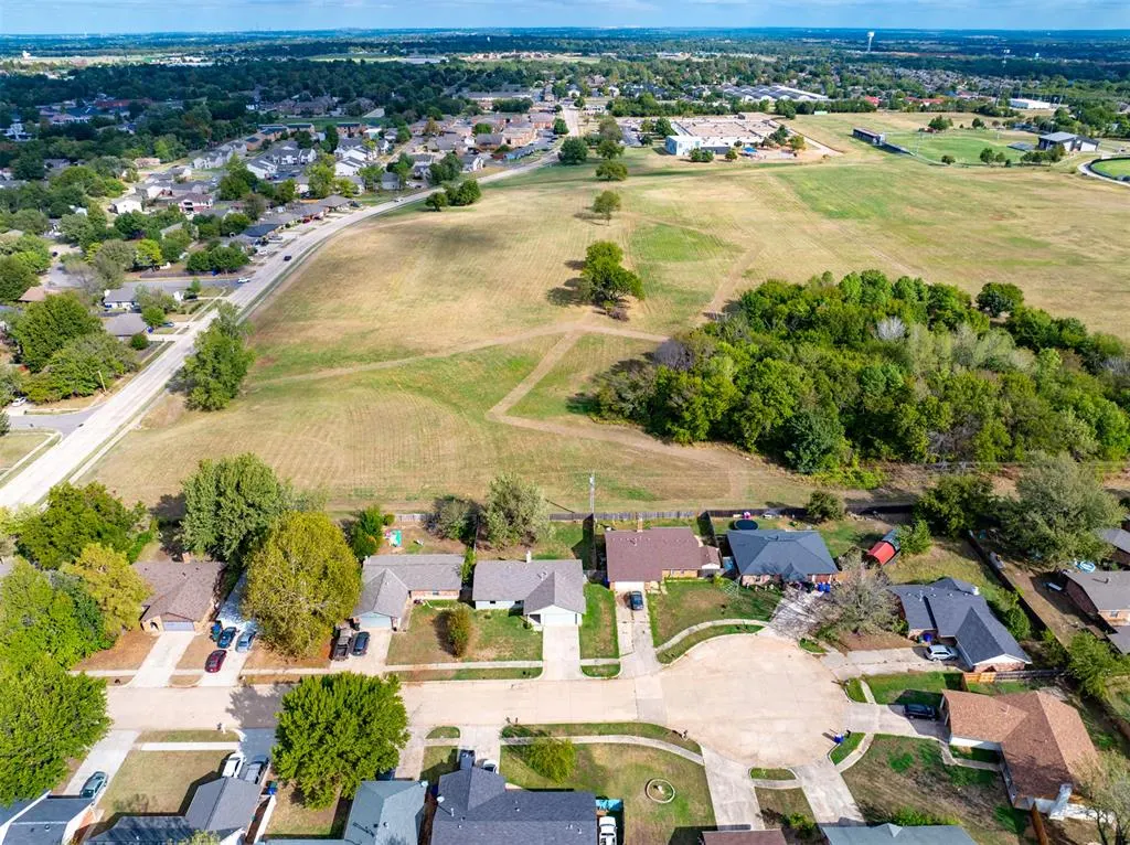 Photo 4 — 1923 Wilmington Court, Norman, OK 73071