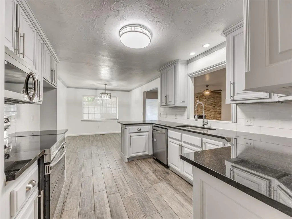 Photo 12 — 6312 Overcourt Manor, Oklahoma City, OK 73132