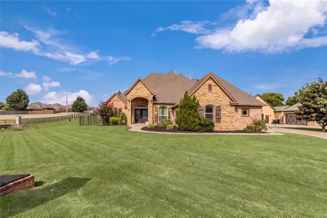 Photo 3 — 413 S Riverside Drive, Moore, OK 73160